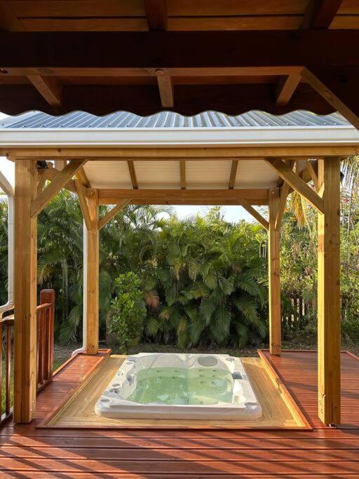 Villa Bungalow Avec Jacuzzi Privatif à Sainte-Rose Extérieur photo